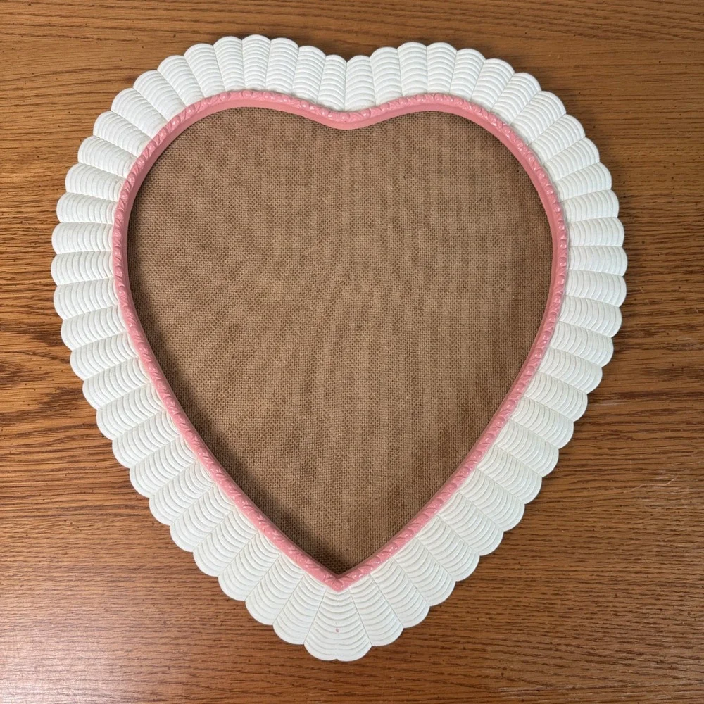 Vintage Heart‎ Shaped Scalloped Wall Picture Frame White and Pink Large Decor